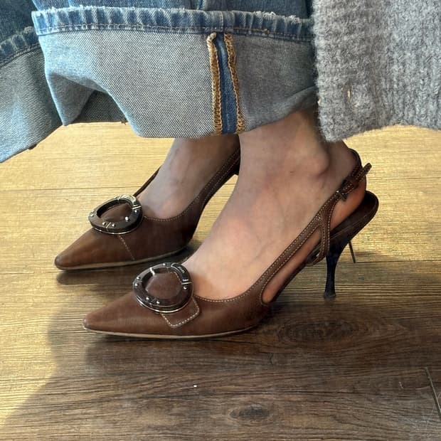 PRADA 프라다 브라운 가죽 버클 디테일 슬링백 (36½) +더스트백