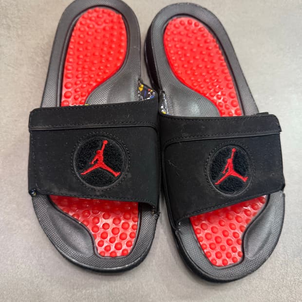 조던슬리퍼 하이드로 8 레트로 슬라이드 블랙 유니버시티 레드