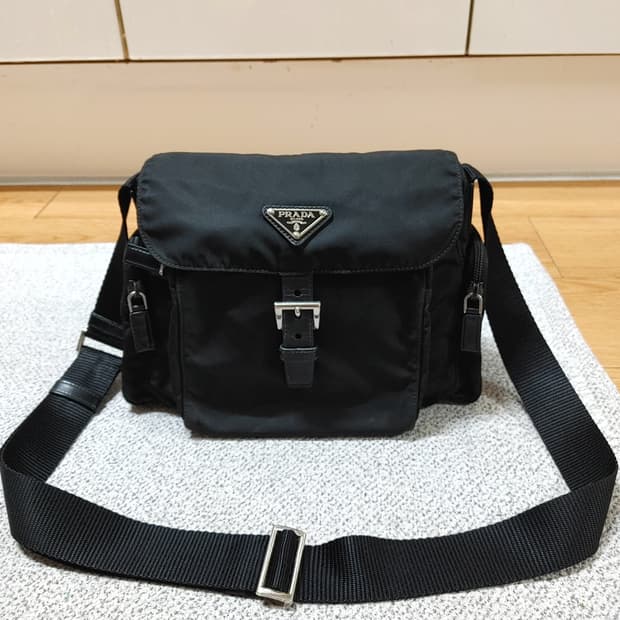 정품 프라다 테수토 나일론 바이커 모터백 크로스백