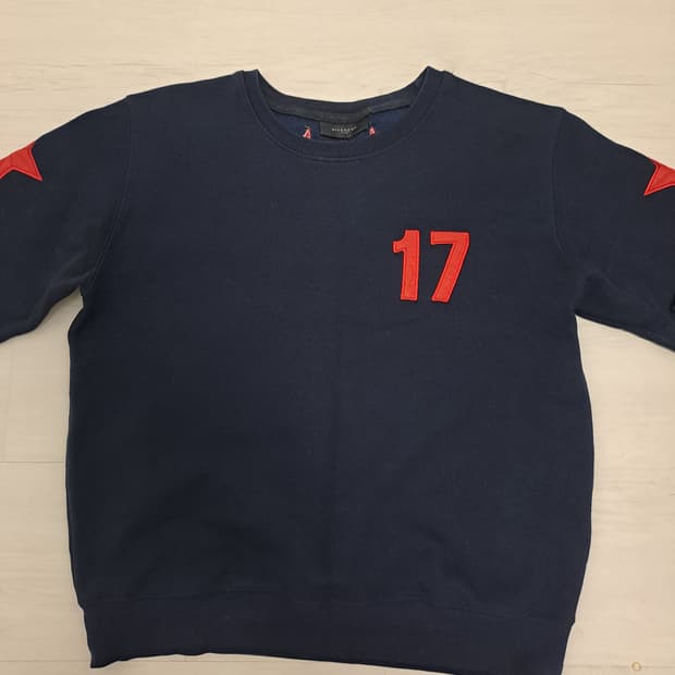 지방시 17 맨투맨