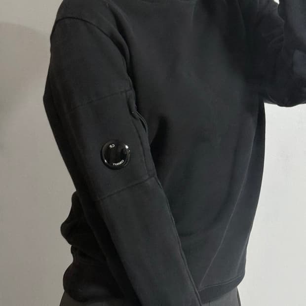 C.P 컴퍼니 렌즈 패치 블랙 스웻셔츠 맨투맨 M