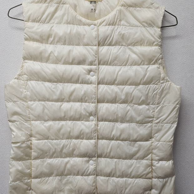 유니클로 경량 패딩 베스트 아이보리 S