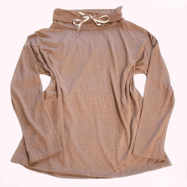 라떼갸루 리본 포인트 세미 오프숄더 폴라 라떼맛 롱 슬리브 티 