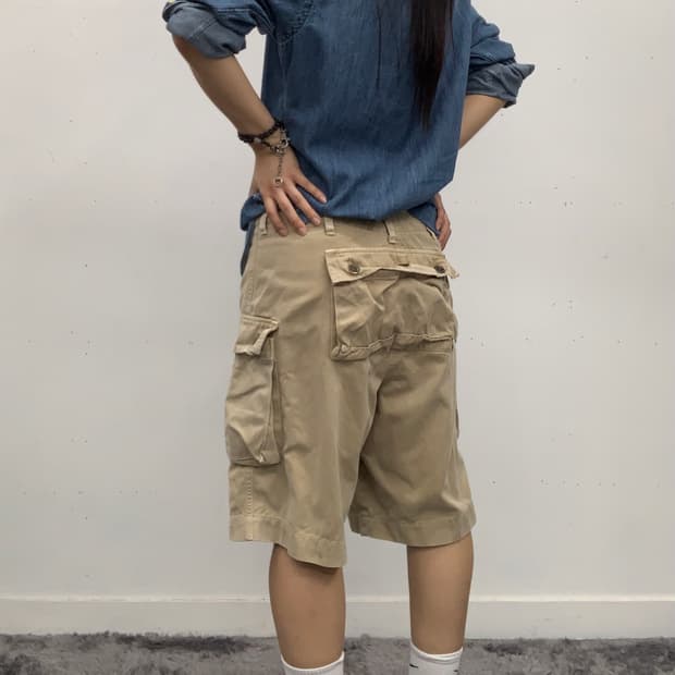 뒷포켓 디테일 버뮤다 팬츠