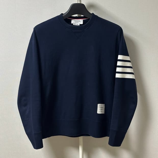 [4] 톰브라운 사선완장 맨투맨 네이비