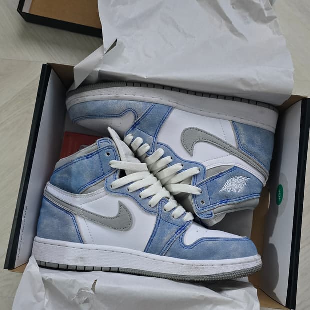 조던1 하이 하이퍼로얄 235사이즈