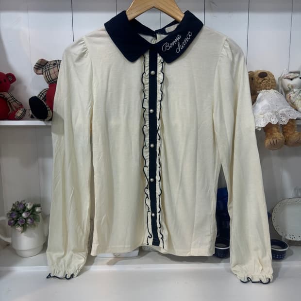 axes femme(엑시즈팜) 자수 프릴 카라 블라우스 (M)