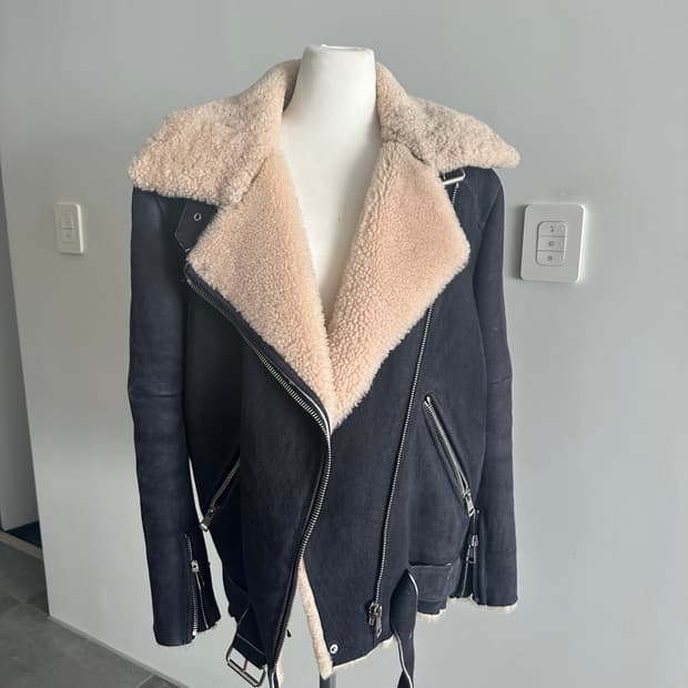 아크네 무스탕 32