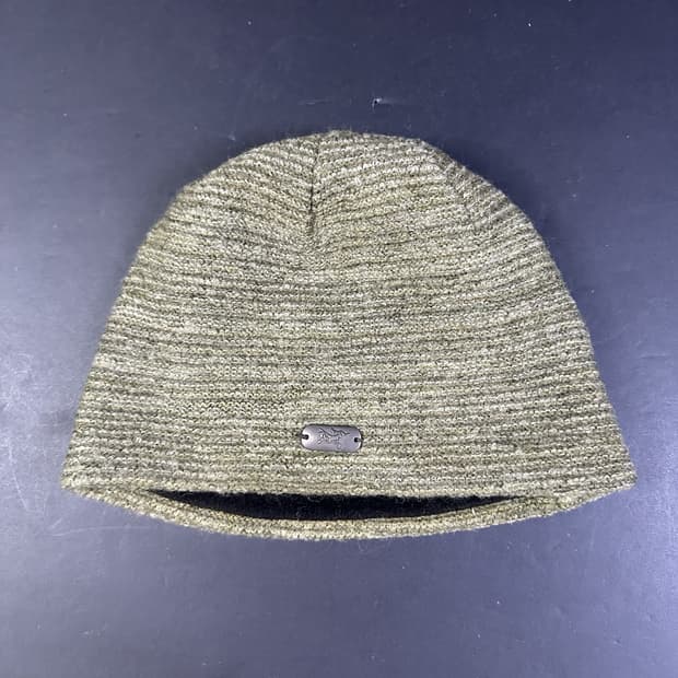 아크테릭스 로고 메탈 패치 비니 올리브