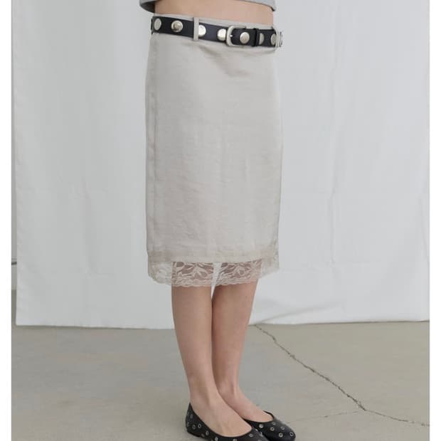 오데스 새틴 미디 스커트 베이지 구해요