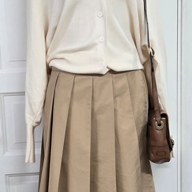 COS크림가디건/베이지 플리츠스커트