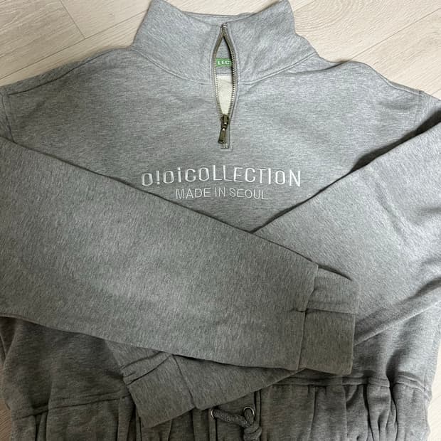 Oioi 오아이오아이 컬렉션 반집업 크롭 맨투맨