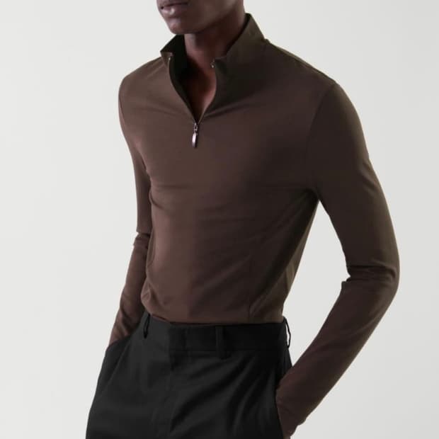 COS 슬림핏 모크넥 탑 브라운 색상 Size M