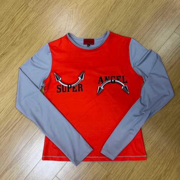 모멘텔 롱슬리브 (슈퍼엔젤레드피어싱티셔츠) M