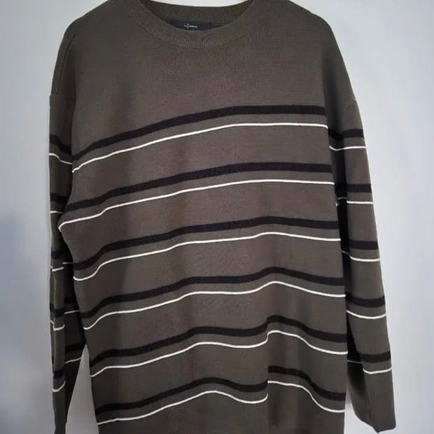 [105] 일꼬르소 세미오버 카키 스트라이프 풀오버 니트