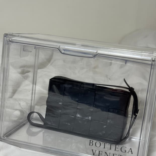 보테가 베네타 카세트백 유광레더 블랙