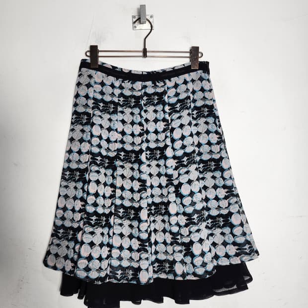 Rhynnel 레이어드 플리츠 미디 스커트