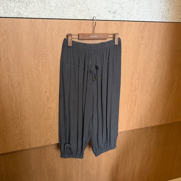 빈티지 카프리 팬츠 밴딩 리본 스트랩 디테일 루즈핏 차콜 k141
