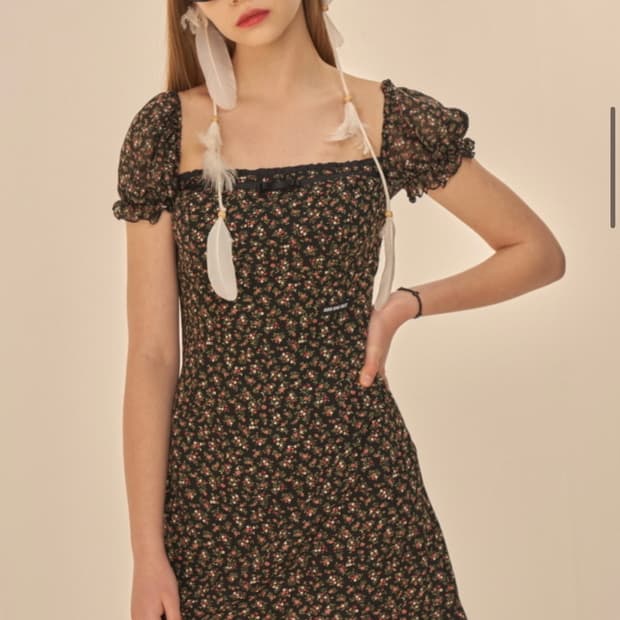 오드원아웃 플라워 퍼프 블랙 미니 원피스 s사이즈 입니다.
