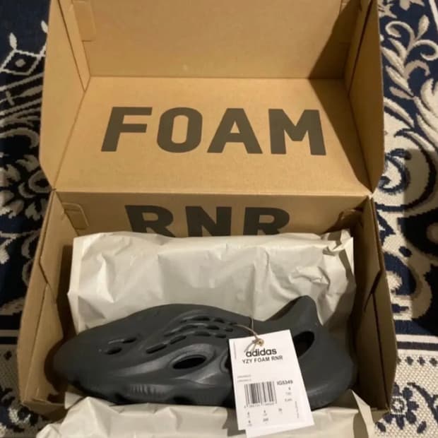 아디다스 이지 폼 러너 카본