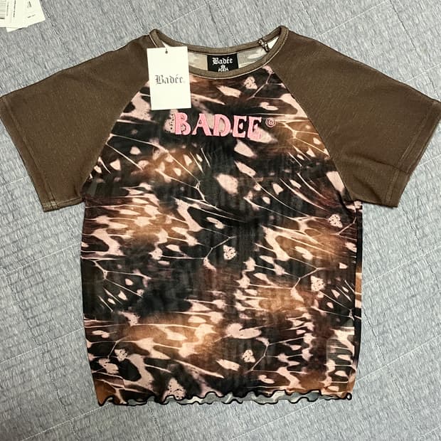 배디 BADEE 버터플라이 레귤러 크롭 매쉬 매쉬 반팔티 브라운