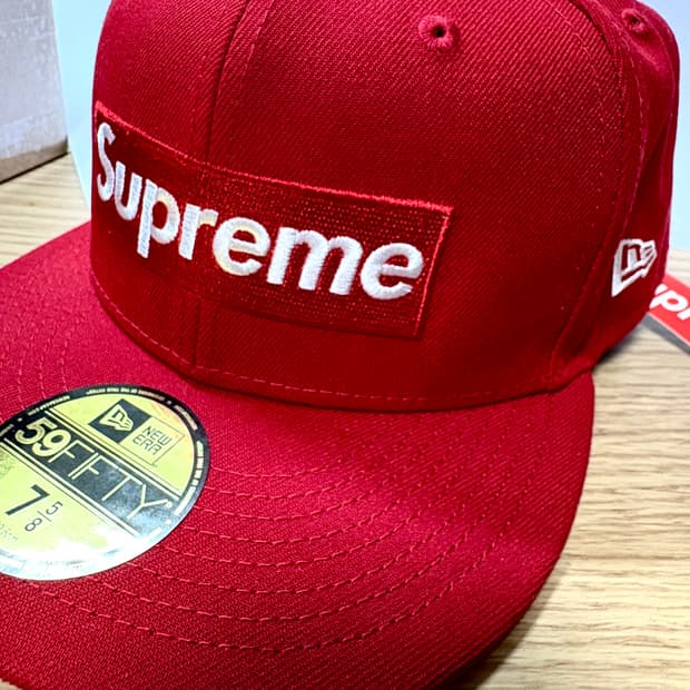 슈프림 x 뉴에라 머니박스 로고 레드캡 