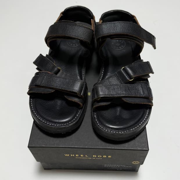 휠 로브 해치그레인 가죽 샌들