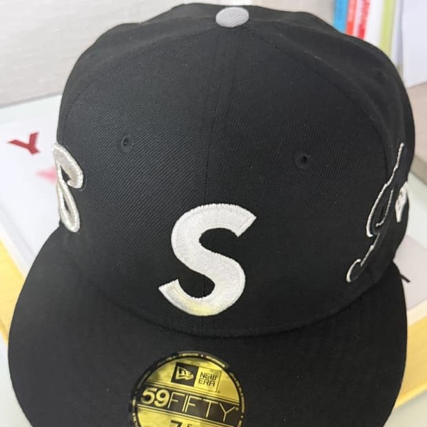 슈프림 멀티 S 로고 뉴에라 블랙 - 25SS