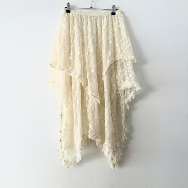 Lace unbalanced skirt / ivory