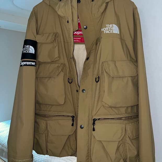 슈프림 x 노스페이스 카고 자켓 골드 - 20SS