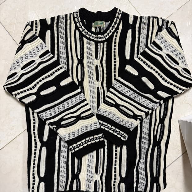 Crocodile 패턴 니트 스웨터