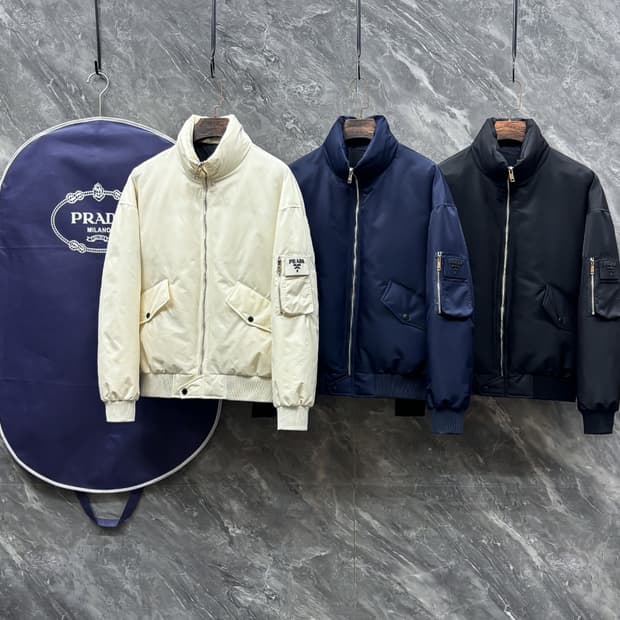 프라다 리나일론 크롭 다운 재킷 블랙