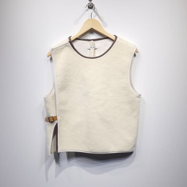 [새상품]WE ARE 위아 무스탕 조끼