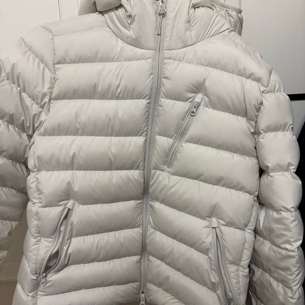 무신사 스탠다드 우먼 시티 레저 후디드 라이트 다운 재킷 