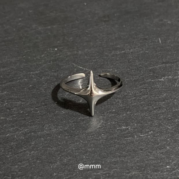 Dami cross ring