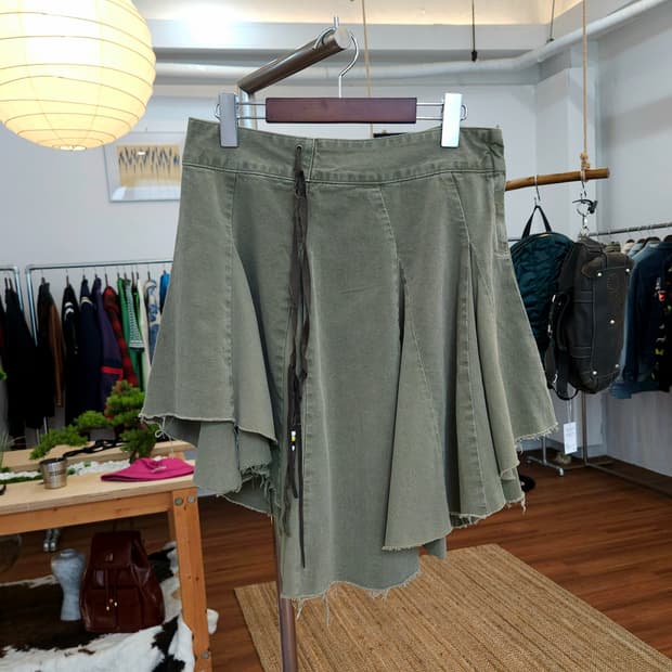 더오픈프로덕트 오픈와이와이 ASYMMETRIC PLEATED SKIRT
