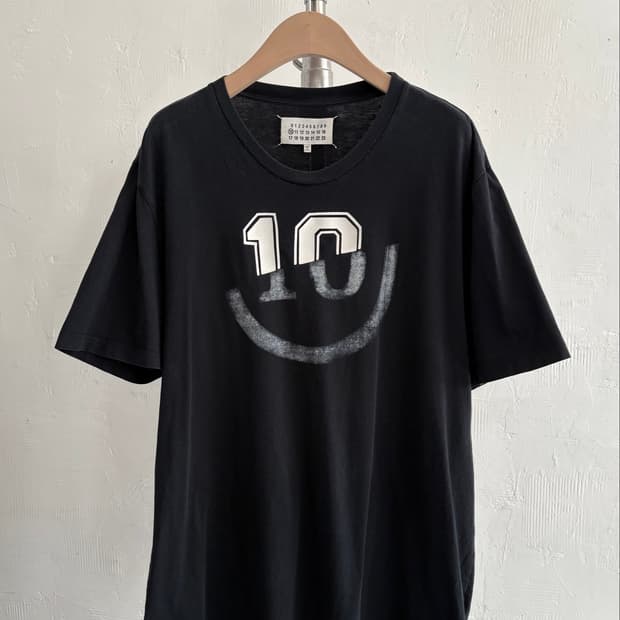 Maison Margiela 메종마르지엘라 스마일 넘버링 반팔 티셔츠