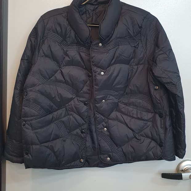 블랙 색상의 오리털 경량 점퍼입니다. 겉감은 은은한 광택