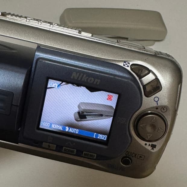 니콘 쿨픽스 2500