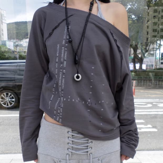 공일공사 코드 프린팅 오프숄더