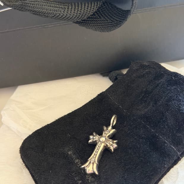 [OS] 크롬하츠 더블 크로스 참 파베 다이아 펜던트 실버 새제품