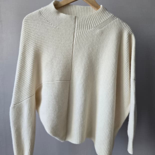 BARNYARDSTORM 비대칭 하이넥 크림 울니트