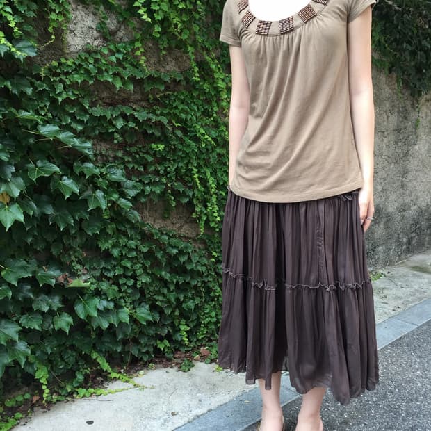 Wood beads point u-neck tee