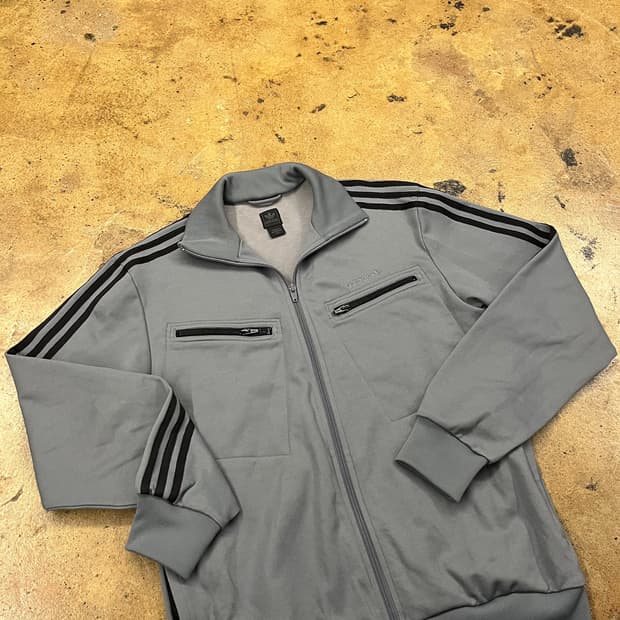 아디다스 그레이 투포켓 레이싱 져지 트랙탑 105