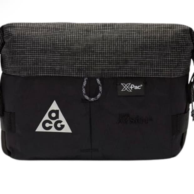 나이키 ACG 페니백 블랙 메탈릭 실버