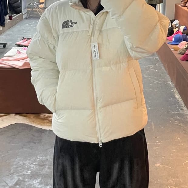 노스페이스 눕시 온 볼 아이보리 패딩 H1822