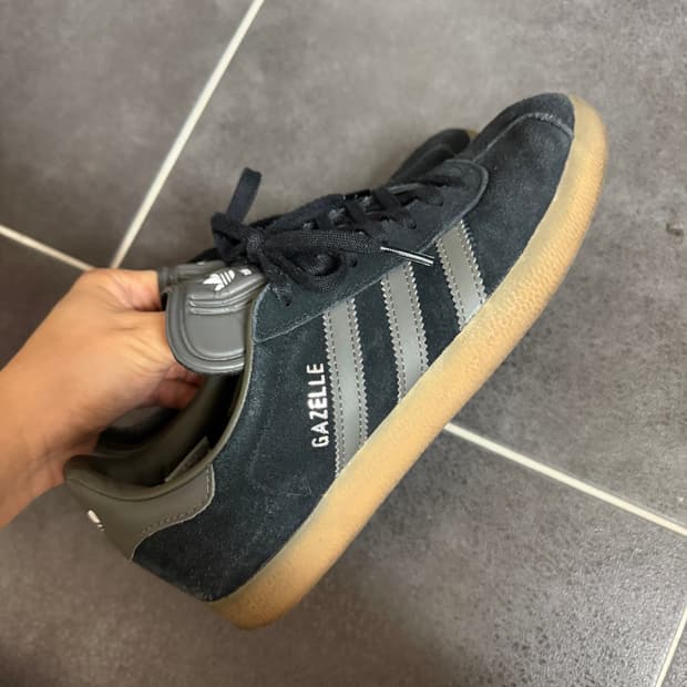 아디다스 가젤 코어 블랙 팬톤 240