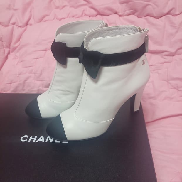 정품)급처새상품!샤넬 리본 로고 앵클 부츠 구두 힐