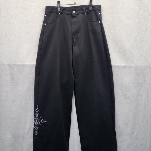 잇자바이브 블랙 자수 와이드 팬츠