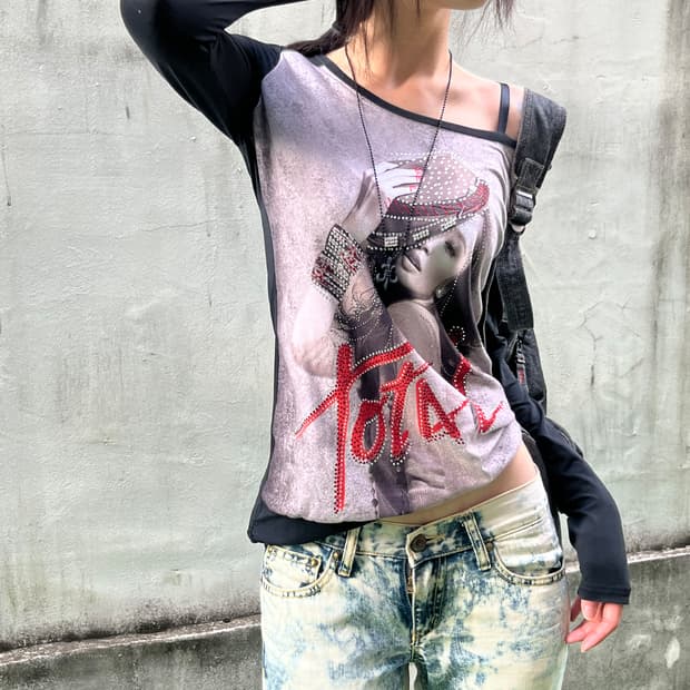 00's Total Muse Face Graphic Long Sleeve